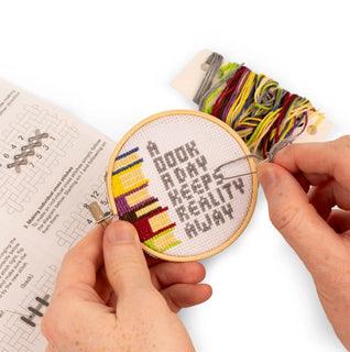 Kirjontasetti mini kirjat Kikkerland