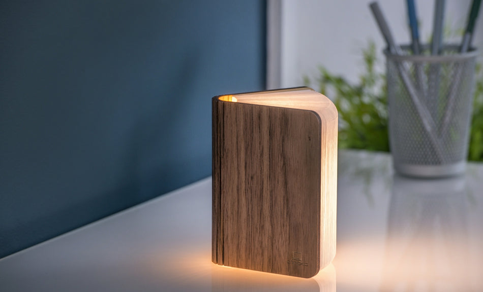 Valokuva tuotteesta Kirjavalo Gingko Smart Book Light Mini, pähkinäpuu, kuuluu tuoteryhmään Elektroniikka.