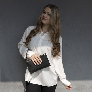 Kirjekuorilaukku Miiko Clutch musta nahkaa kulta vetoketjulla