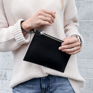 Kirjekuorilaukku Miiko Clutch musta nahkaa hopealla vetoketjulla