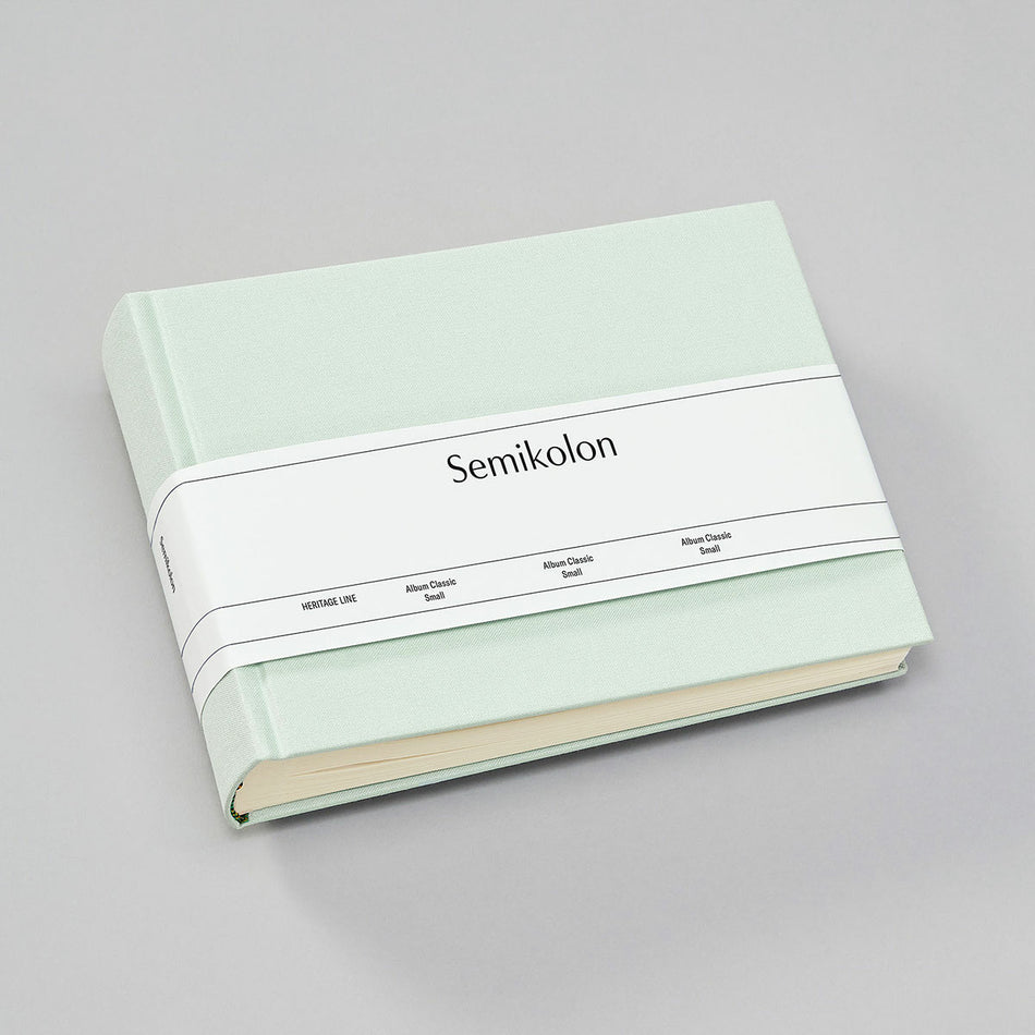 Valokuva tuotteesta Valokuva-albumi Semikolon Classic Small, moss, kuuluu tuoteryhmään Albumit ja keräily.