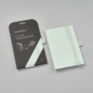 Itseliimautuva tasku A5-kokoisille muistikirjoille Semikolon vihreä