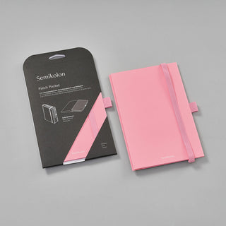 Itseliimautuva tasku A5-kokoisille muistikirjoille Semikolon pinkki