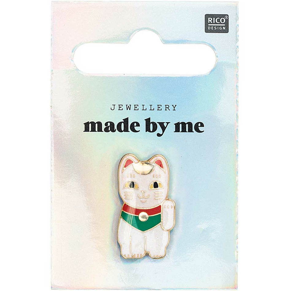 Valokuva tuotteesta Pinssi Rico Design Jardin Japonais onnenkissa, kuuluu tuoteryhmään Käsityötarvikkeet.