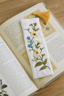 Kirjontasetti kirjanmerkki kevätkukat