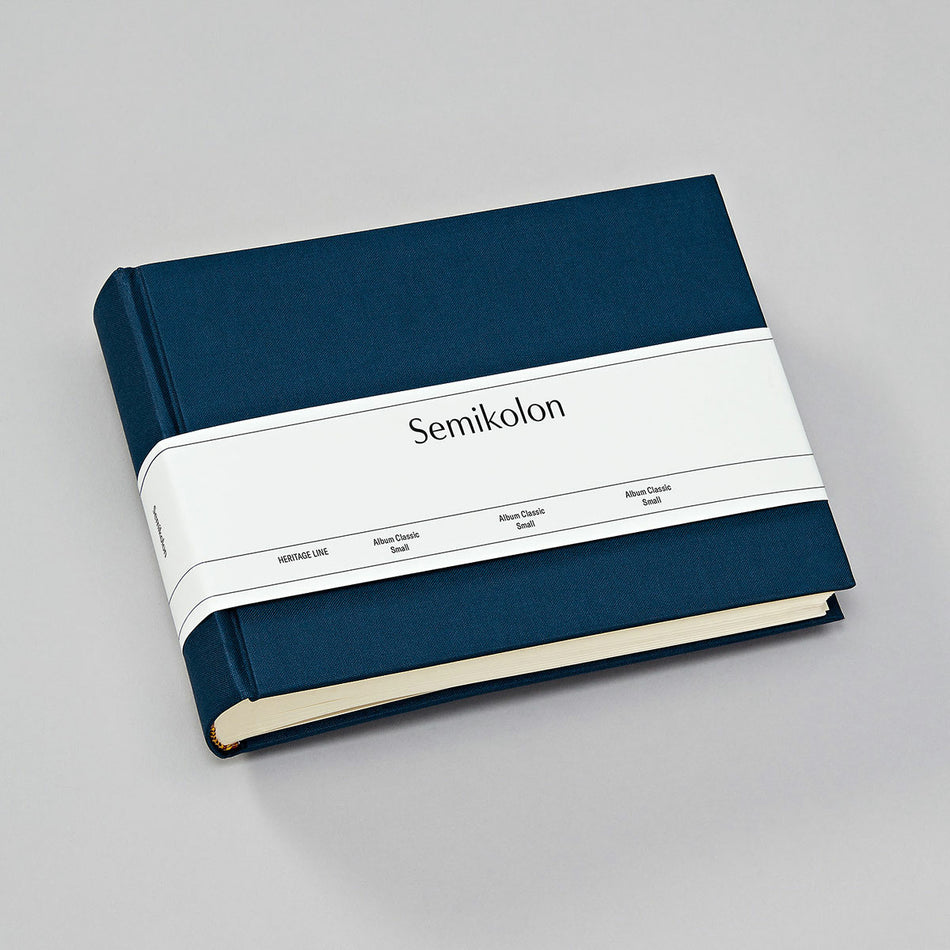 Valokuva tuotteesta Valokuva-albumi Semikolon Classic Small, marine, kuuluu tuoteryhmään Albumit ja keräily.
