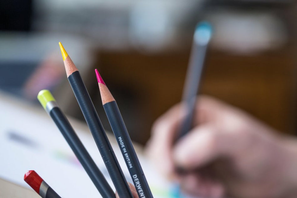 Valokuva tuotteesta Värikynä 24 väriä Derwent Procolour, kuuluu tuoteryhmään Taidetarvikkeet.