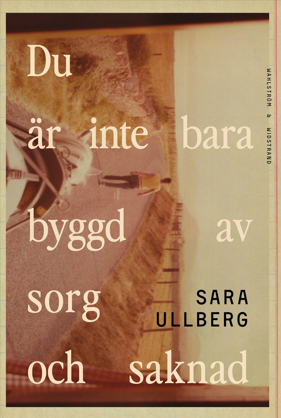 Valokuva kirjasta Sara Ullberg Du är inte bara byggd av sorg och saknad, kuuluu tuoteryhmään Ruots kaunokirjat.