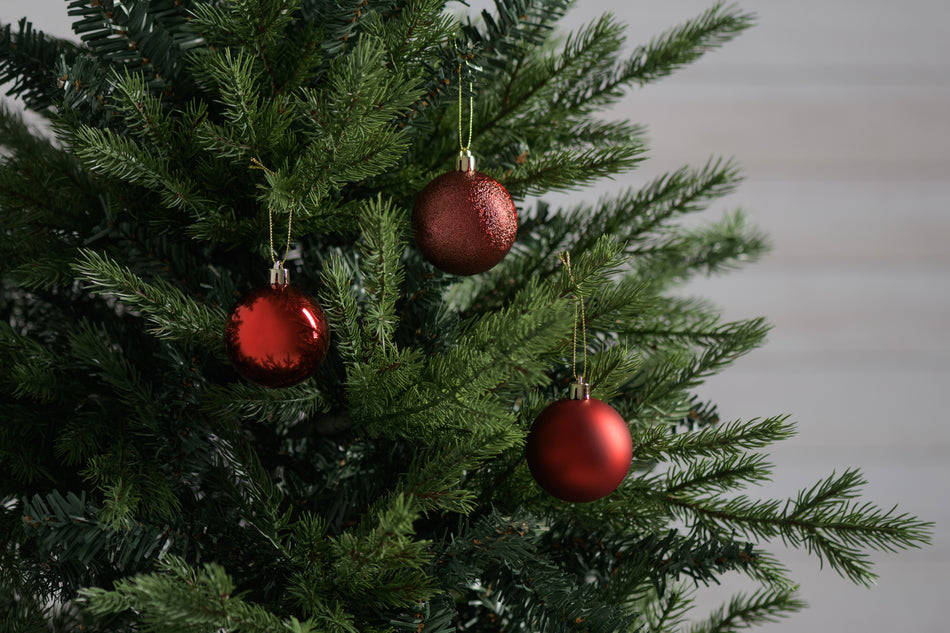 Valokuva tuotteesta Kuusenpallo Winteria 6 cm punainen, 12 kpl pkt, kuuluu tuoteryhmään Sesonkituotteet.