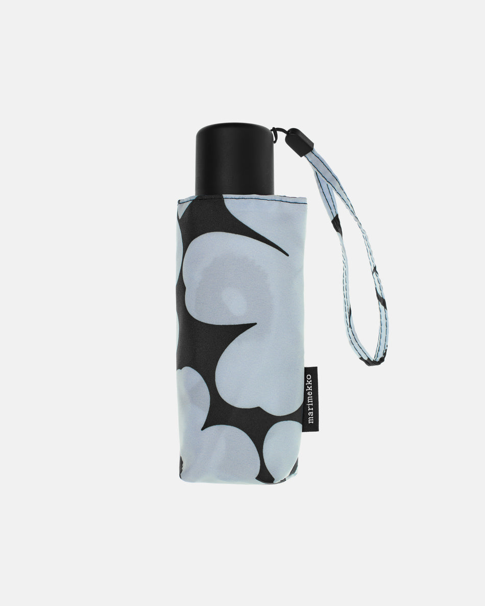 Valokuva tuotteesta Sateenvarjo Marimekko Mini Unikko manuaalinen musta, vaaleansininen, kuuluu tuoteryhmään Asut asusteet.