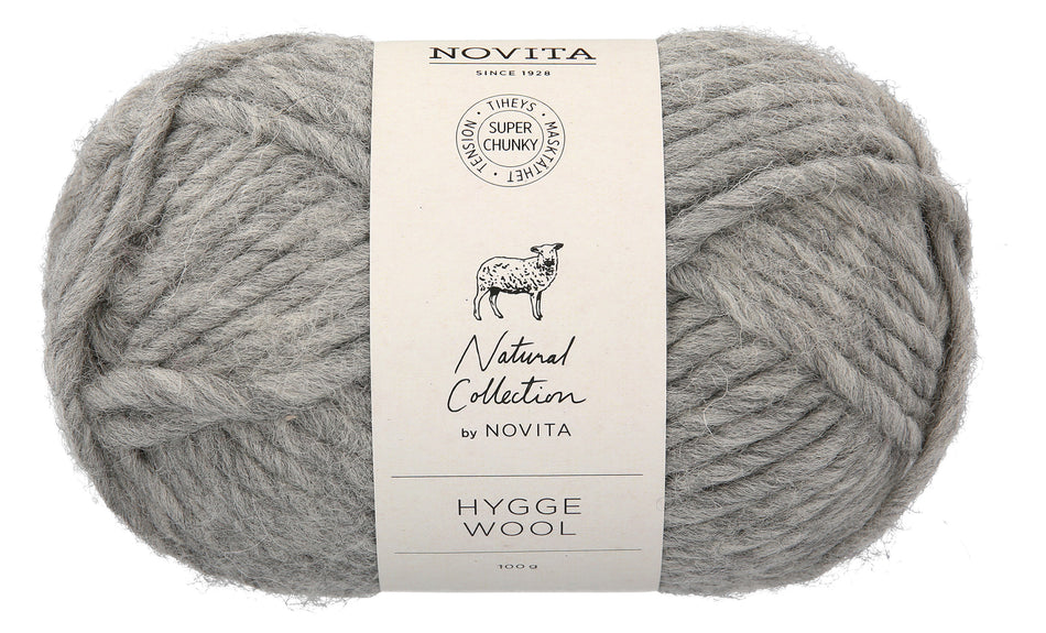 Valokuva tuotteesta Lanka Novita Hygge Wool 100g  075 Sumu, kuuluu tuoteryhmään Käsityötarvikkeet.