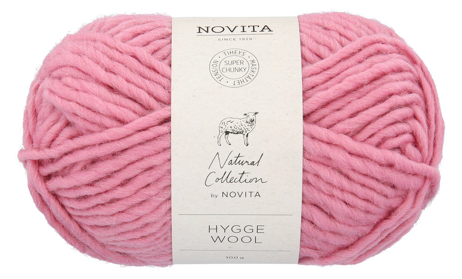 Valokuva tuotteesta Lanka Novita Hygge Wool 100g 5031 flamingo, kuuluu tuoteryhmään Käsityötarvikkeet.