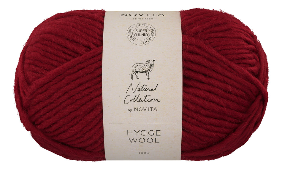 Valokuva tuotteesta Lanka Novita Hygge Wool 100g 548 marja, kuuluu tuoteryhmään Käsityötarvikkeet.