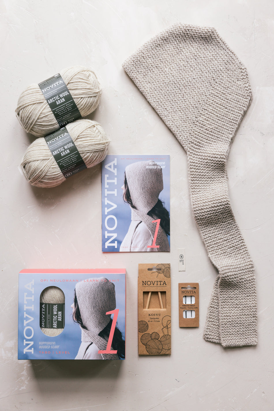 Valokuva tuotteesta Novita aloittelijaboksi huppuhuivi taso 1, kuuluu tuoteryhmään Käsityötarvikkeet.