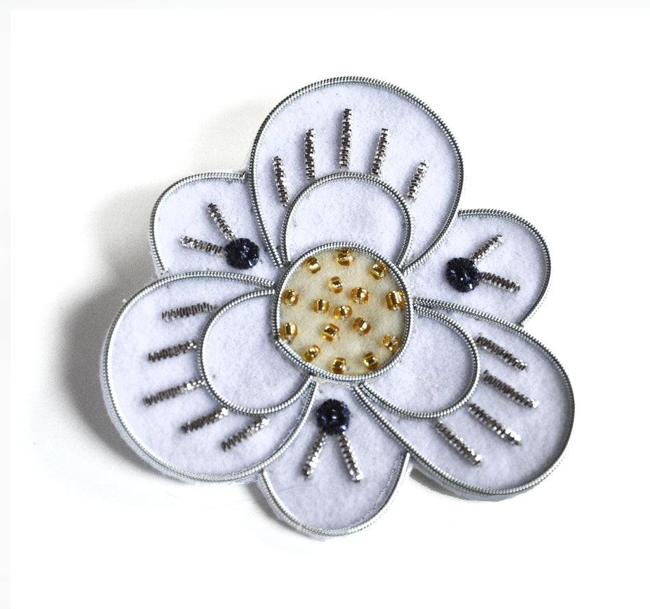 Valokuva tuotteesta Rintakoru Mum's Valko-orvokki, kuuluu tuoteryhmään Korut.