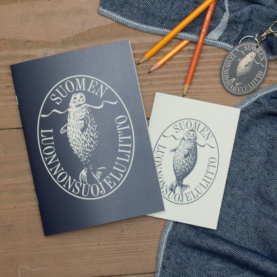 Valokuva tuotteesta Vihko A6 Suomen Luonnonsuojeluliitto Retrologo vaalea, kuuluu tuoteryhmään Lehtiöt ja vihkot.