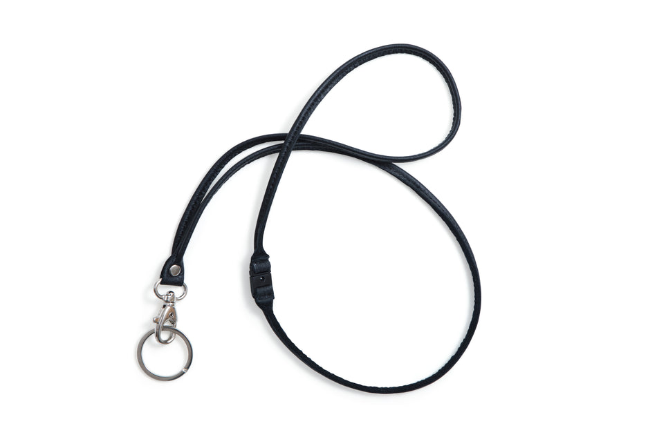 Valokuva tuotteesta Avainkaulanauha Miiko musta hirvennahkaa pituus n. 47 cm, kuuluu tuoteryhmään Asut asusteet.