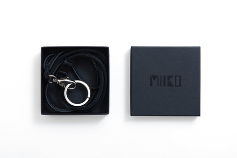 Avainkaulanauha Miiko musta hirvennahkaa pituus n. 47 cm