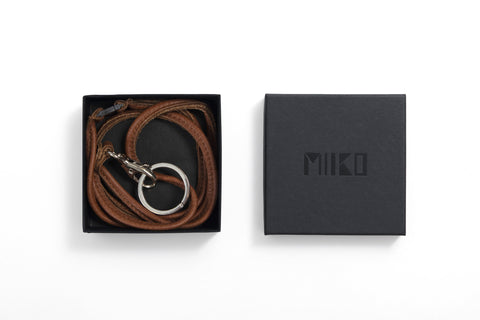 Avainkaulanauha Miiko ruskea hirvennahkaa pituus n. 47 cm