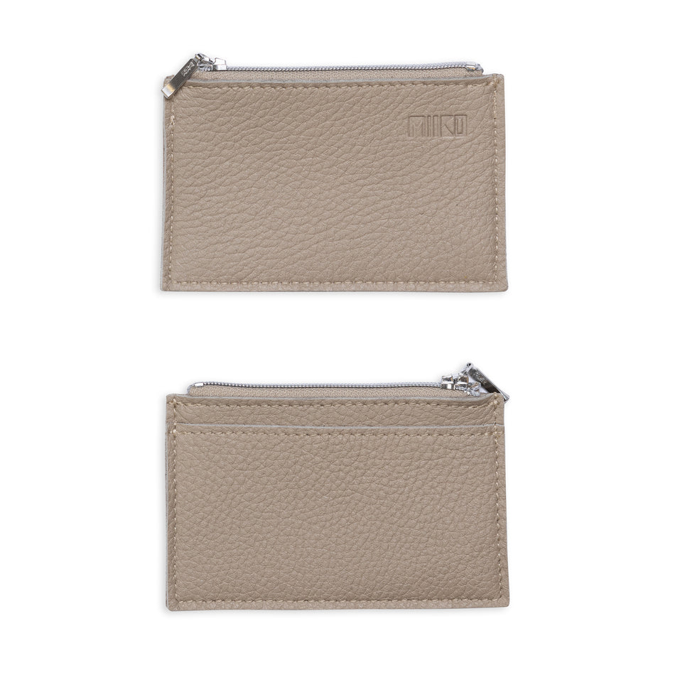 Valokuva tuotteesta Kukkaro korttitaskulla Miiko titan hopeaketjulla hirvennahkaa 12x7,5cm, kuuluu tuoteryhmään Laukut kukkarot.