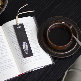 Kirjanmerkki Miiko Pöllö koivuvaneri/poronnahka 4x14cm