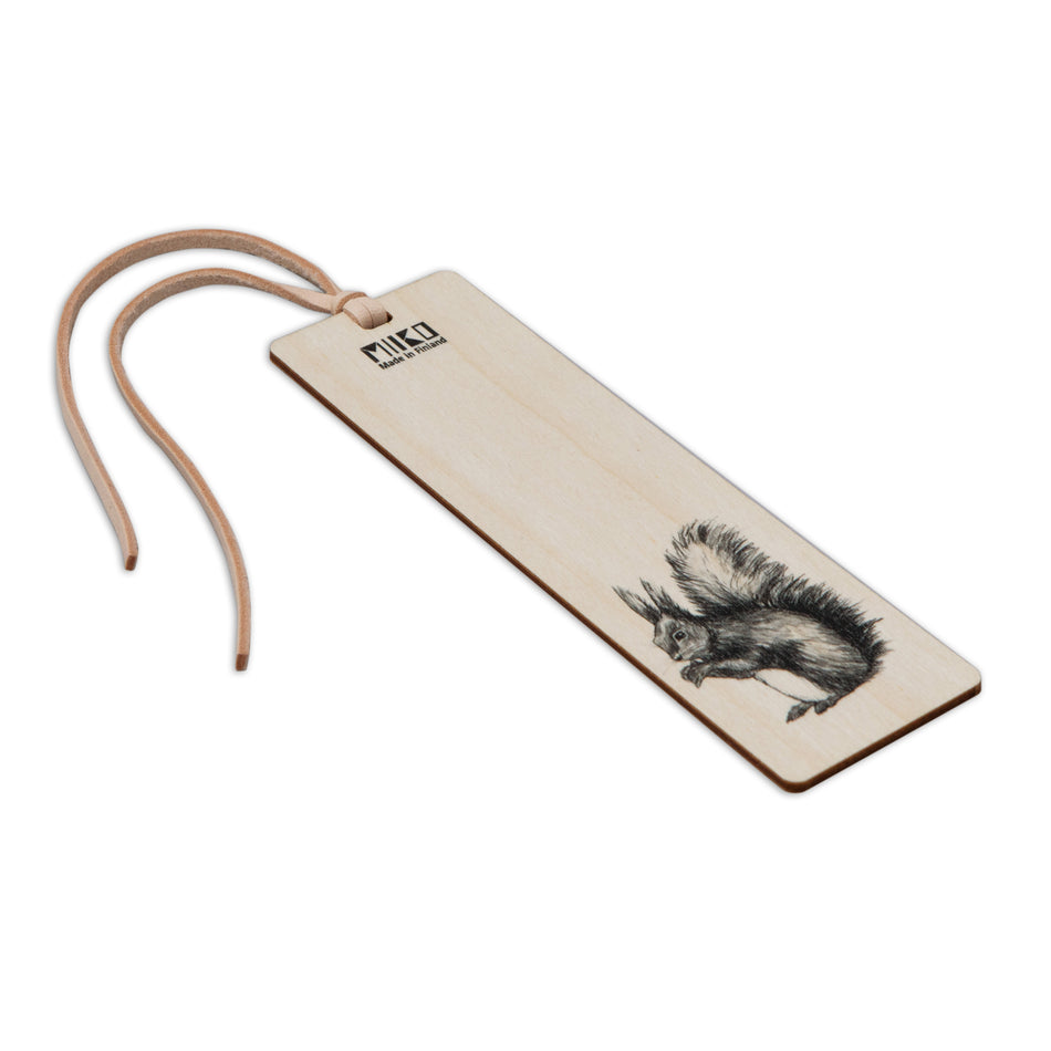 Valokuva tuotteesta Kirjanmerkki Miiko Orava koivuvaneri/poronnahka 4x14cm, kuuluu tuoteryhmään Lahjatavarat.