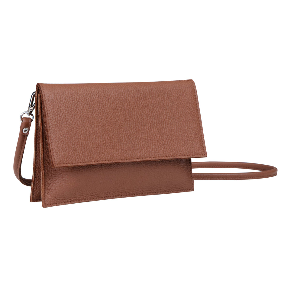 Valokuva tuotteesta Tuike laukku Miiko hirvennahkaa, ruskea 20x13,5cm, kuuluu tuoteryhmään Laukut kukkarot.