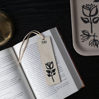 Kirjanmerkki Miiko Taikakukka koivuvaneri/poronnahkaa 4x14cm