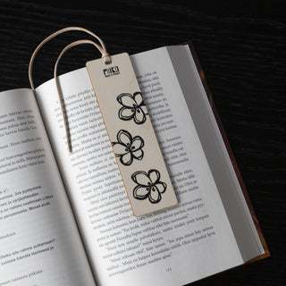 Kirjanmerkki Miiko Kukat koivuvaneri/poronnahkaa 4x14cm