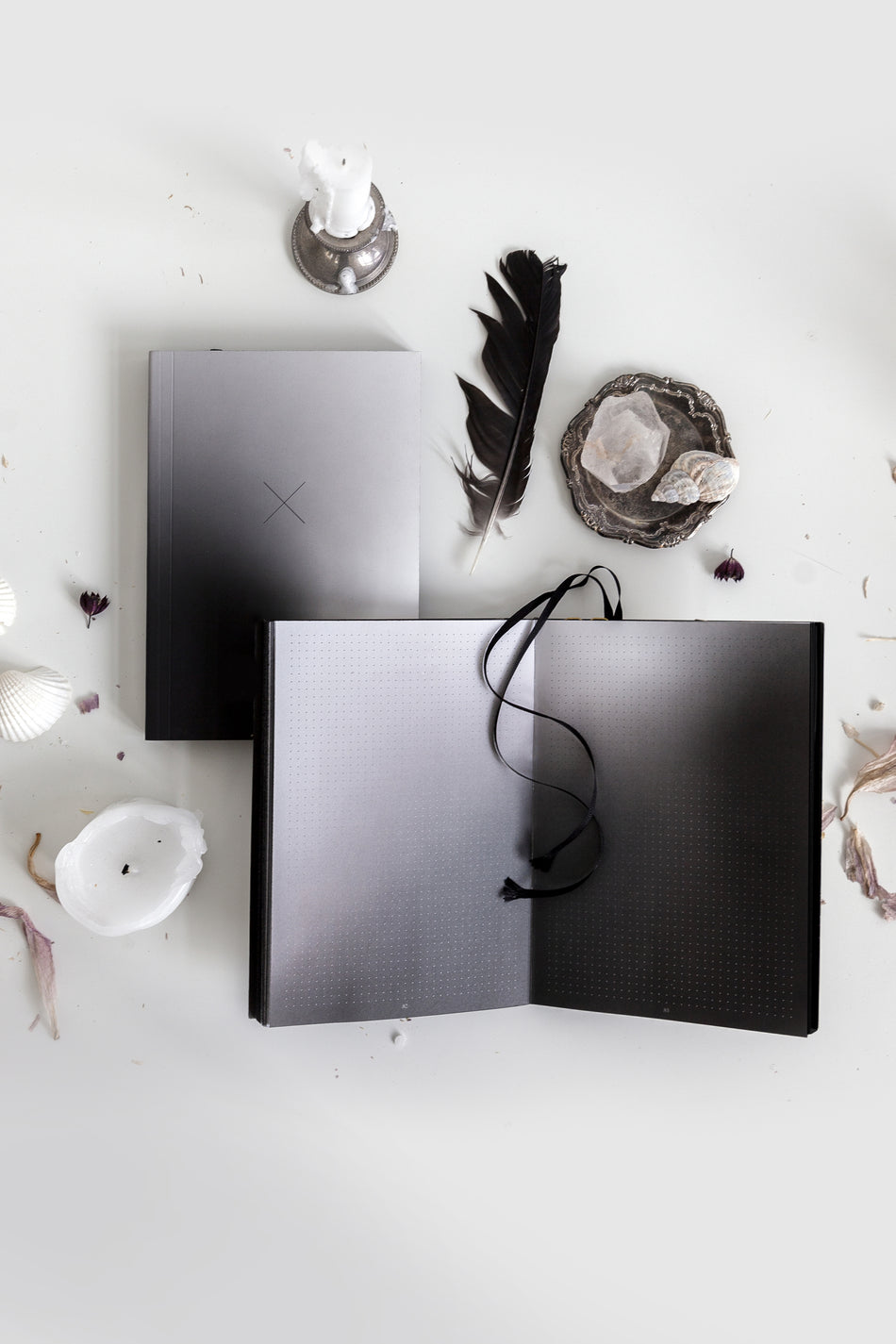 Valokuva tuotteesta Muistikirja Aura notebook A5 Monochrome slim bullet journal, kuuluu tuoteryhmään Muistikirjat.