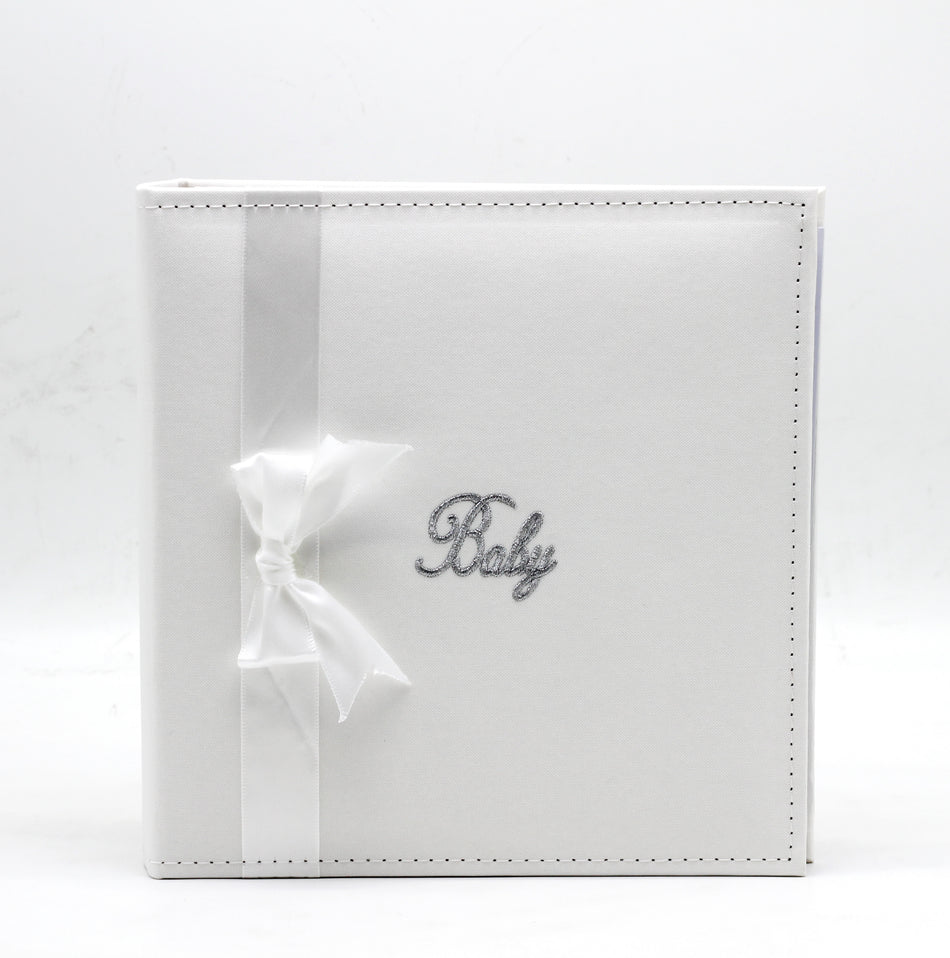 Valokuva tuotteesta Valokuva-albumi Baby,  200 kuvalle, luonnonvalkoinen, kuuluu tuoteryhmään Albumit ja keräily.