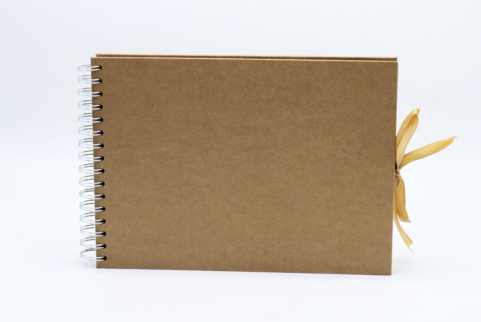 Valokuva tuotteesta Leikekirja kraft, 40  kartonkilehteä, rusettisuljenta, kuuluu tuoteryhmään Albumit ja keräily.