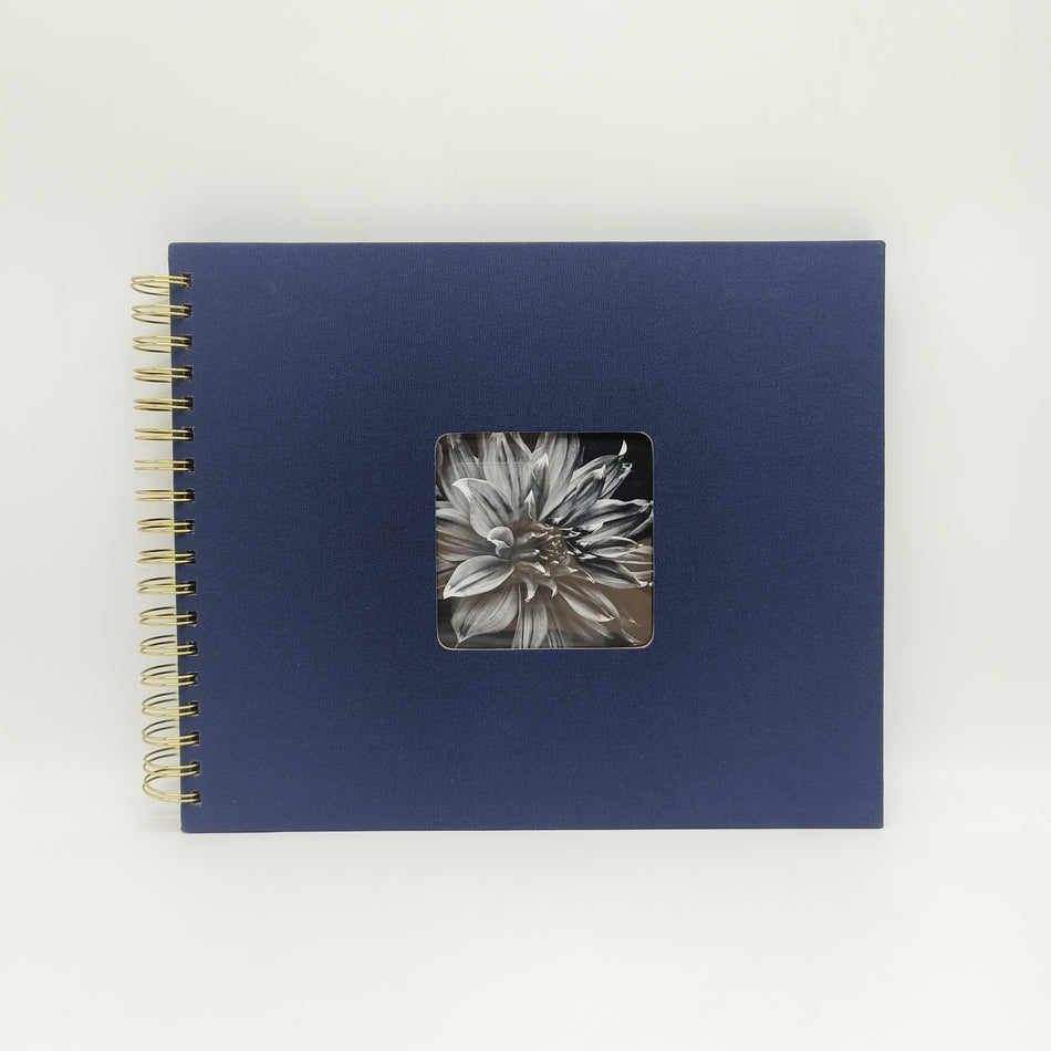 Valokuva tuotteesta Kierrealbumi ikuunalla 31x25 cm, 25 mustaa kartonkisivua, tummansininen, kuuluu tuoteryhmään Albumit ja keräily.