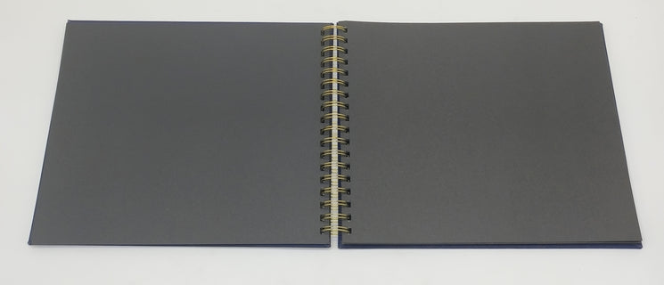 Kierrealbumi ikuunalla 31x25 cm, 25 mustaa kartonkisivua, tummansininen