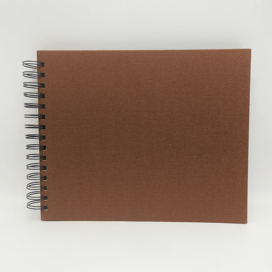 Valokuva tuotteesta Kierrealbumi 27x21 cm, 25 mustaa kartonkisivua, kahvinruskea, kuuluu tuoteryhmään Albumit ja keräily.