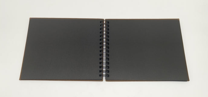 Kierrealbumi 27x21 cm, 25 mustaa kartonkisivua, kahvinruskea