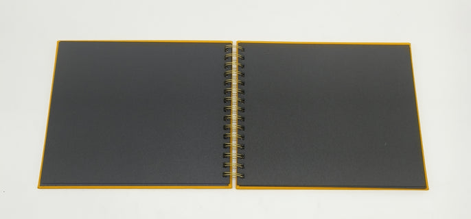 Kierrealbumi 27x21 cm, 25 mustaa kartonkisivua, keltainen