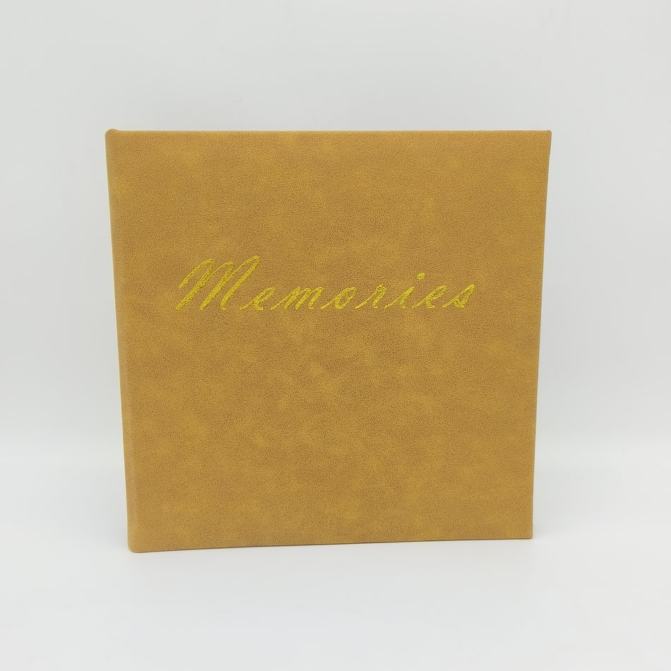 Valokuva tuotteesta Valokuva-albumi Memories 24x24cm sidottu, 32 kartonkisivua silkkivälilehdillä, ruskea keinonahka, kuuluu tuoteryhmään Albumit ja keräily.