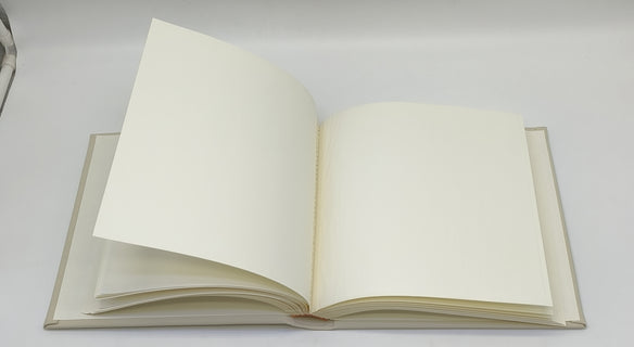 Valokuva-albumi Memories 24x24cm sidottu, 32 kartonkisivua silkkivälilehdillä, luonnonvalkoinen keinonahka