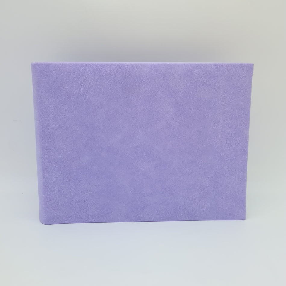 Valokuva tuotteesta Valokuva-albumi 23x18cm sidottu, 40 kartonkisivua silkkivälilehdillä, lila, kuuluu tuoteryhmään Albumit ja keräily.