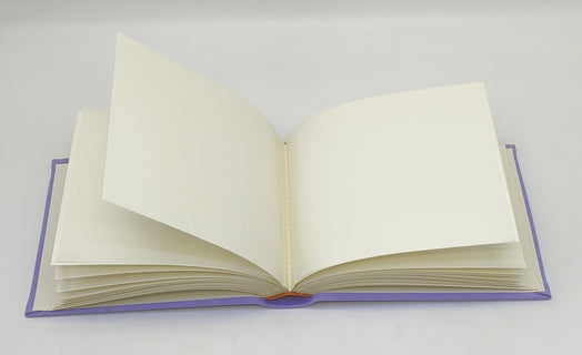 Valokuva-albumi 23x18cm sidottu, 40 kartonkisivua silkkivälilehdillä, lila