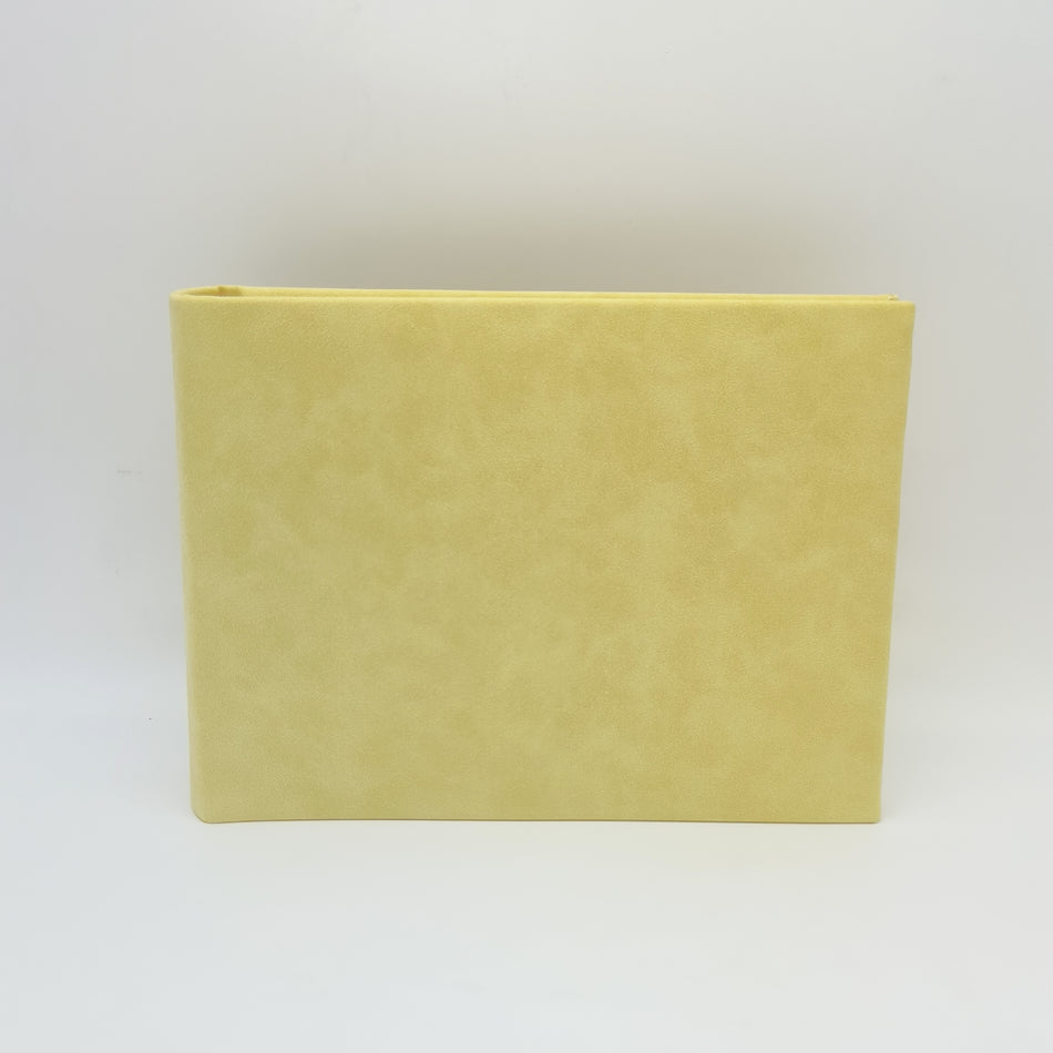 Valokuva tuotteesta Valokuva-albumi 23x18cm sidottu, 40 kartonkisivua silkkivälilehdillä, vaaleankeltainen, kuuluu tuoteryhmään Albumit ja keräily.