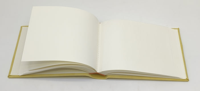 Valokuva-albumi 23x18cm sidottu, 40 kartonkisivua silkkivälilehdillä, vaaleankeltainen