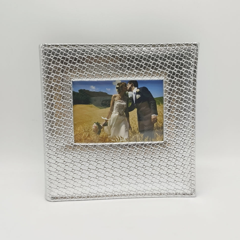 Valokuva tuotteesta Valokuva-albumi Hopea 23x23cm ikkunalla 200 kuvalle, kuuluu tuoteryhmään Albumit ja keräily.
