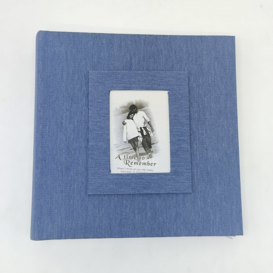 Valokuva tuotteesta Valokuva-albumi kirjasidottu slip-in 200 kuvalle, kirjoitustila, kuuluu tuoteryhmään Albumit ja keräily.