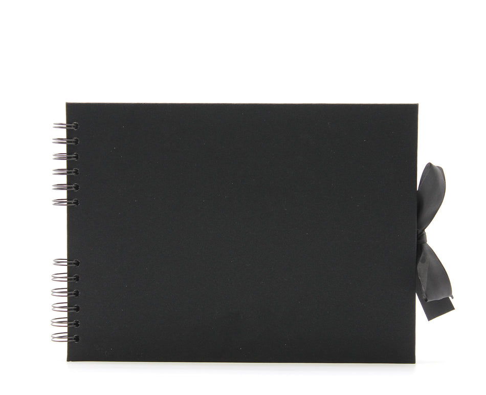 Valokuva tuotteesta Leikekirja, 40 mustaa kartonkilehteä, rusettisuljenta, kuuluu tuoteryhmään Albumit ja keräily.