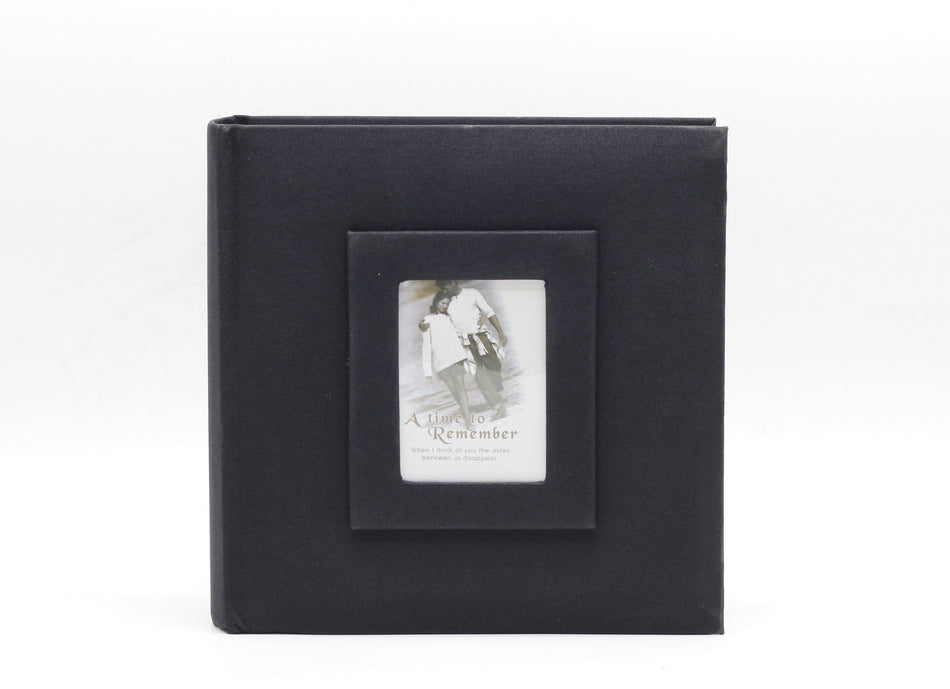 Valokuva tuotteesta Valokuva-albumi kirjasidottu slip-in 200 kuvalle, kirjoitustila musta, kuuluu tuoteryhmään Albumit ja keräily.