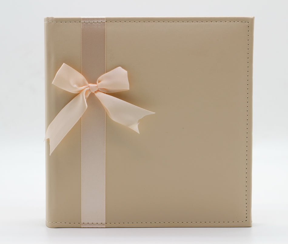 Valokuva tuotteesta Valokuva-albumi rusetilla 200 kuvalle, hiekka, kuuluu tuoteryhmään Albumit ja keräily.