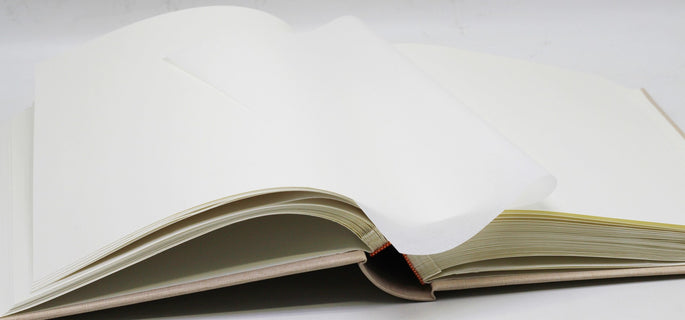 Valokuva-albumi kirjasidottu kartonkilehtinen silkkivälilehdillä, pellava