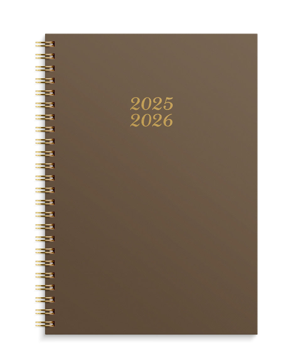 Valokuva tuotteesta Basic Senator A6 2025-2026 (16 kk), ruskea, kuuluu tuoteryhmään Lukuvuosikalenterit.